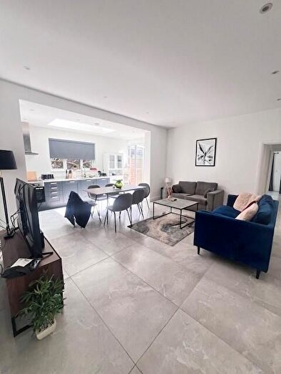 4 Bedroom Flat To Rent In Woodside Park Road, London, N12