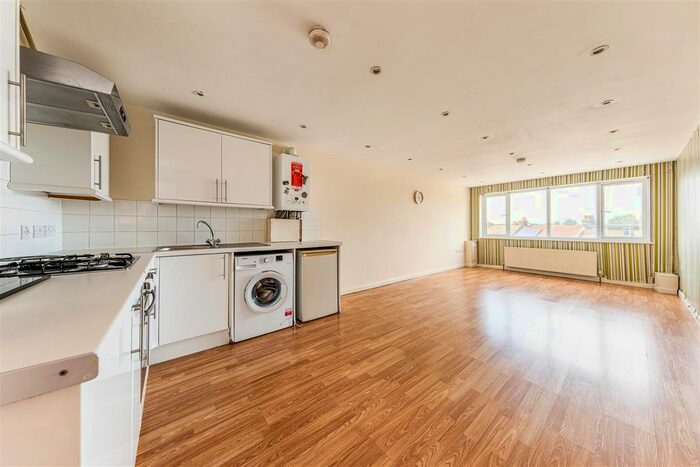 2 Bedroom Flat To Rent In High Road, Seven Kings, IG3