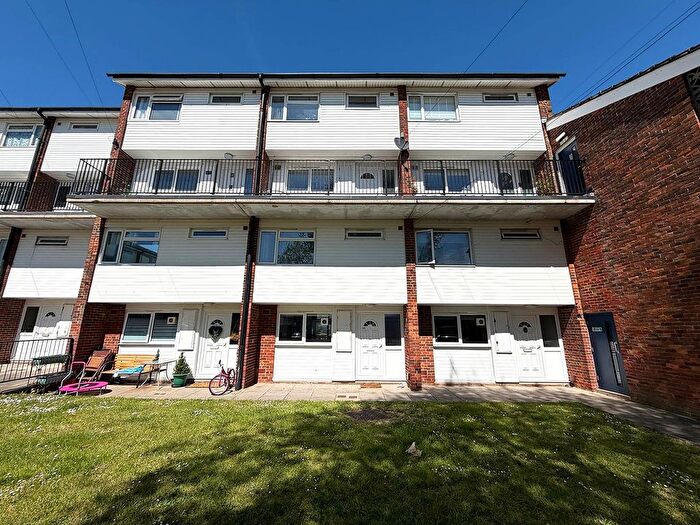 3 Bedroom Maisonette For Sale In Lumsden Road, Southsea, PO4