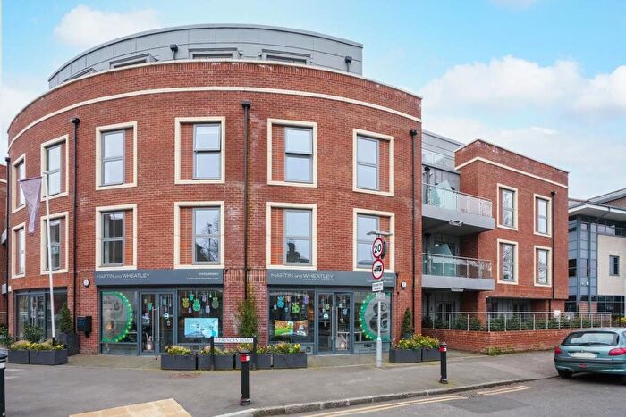 2 Bedroom Flat For Sale In Queens Road, Weybridge, Surrey, KT13