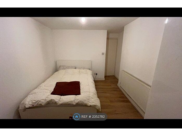 2 Bedroom Flat To Rent In Dalston Lane, London, E8