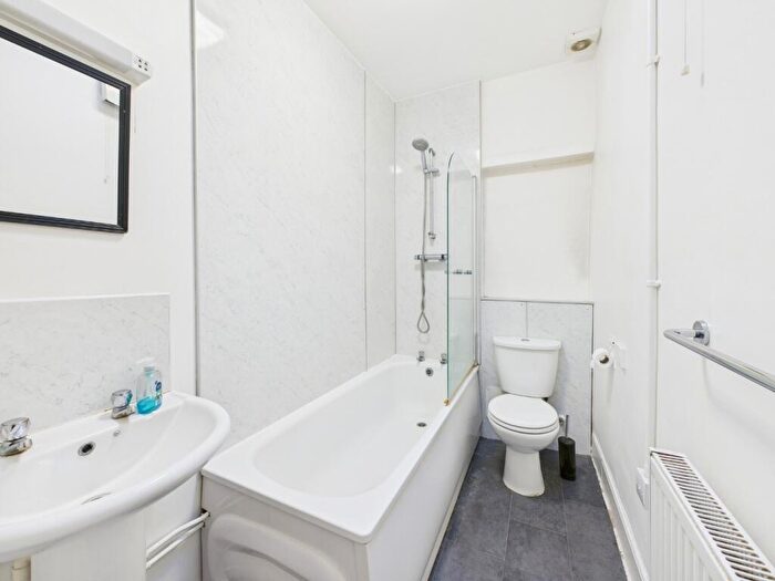 1 Bedroom Apartment For Sale In Whitworth Road, Abington, Northampton, NN1