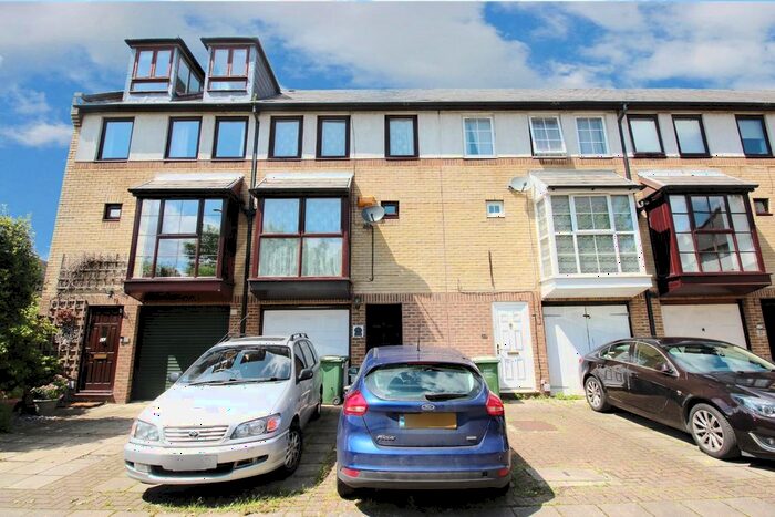 4 Bedroom Town House To Rent In Watersmeet Way, London, SE28