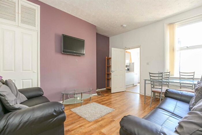 3 Bedroom Flat To Rent In £pppw - Warwick Street, Heaton, NE2