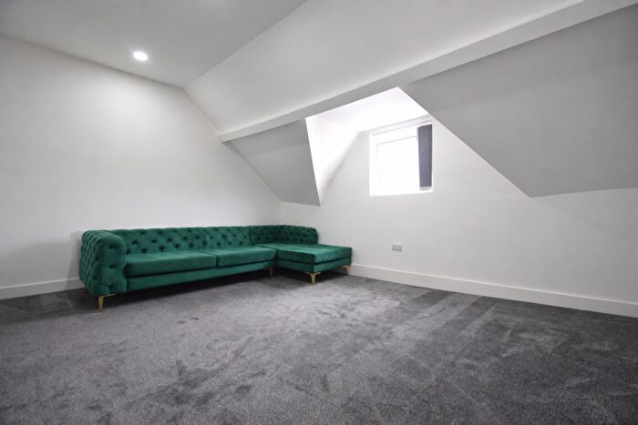 Flat To Rent In City Road, Cardiff, CF24