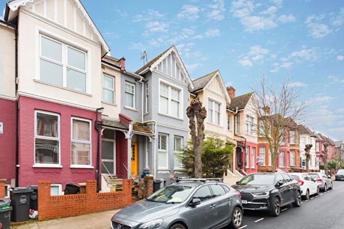 2 Bedroom Flat To Rent In Gunton Road, Hackney, E5