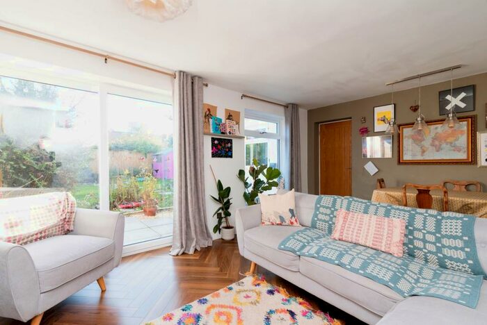 3 Bedroom Semi-Detached House To Rent In Oakwood Avenue, Penylan, Cardiff, CF23