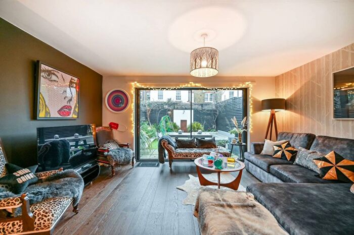 3 Bedroom Semi-detached House For Sale In Dudley Road, Kew, Richmond, TW9