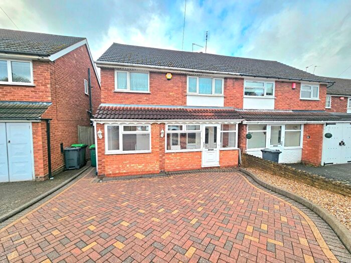 3 Bedroom Semi-detached House For Sale In Stanton Road, Birmingham, B43