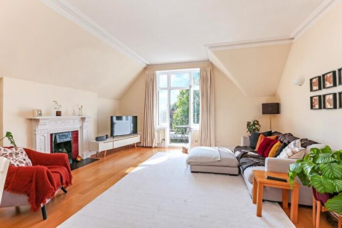 2 Bedroom Flat To Rent In Chesterford Gardens, Hampstead, NW3