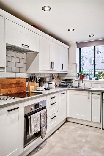 2 Bedroom Flat For Sale In Forest Court, Snaresbrook, E11
