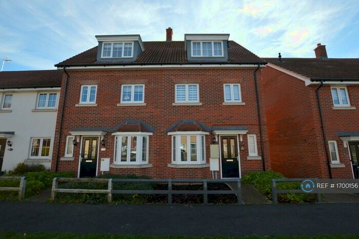 4 Bedroom Semi-Detached House To Rent In Yarrow Walk, Red Lodge, Bury St. Edmunds, IP28