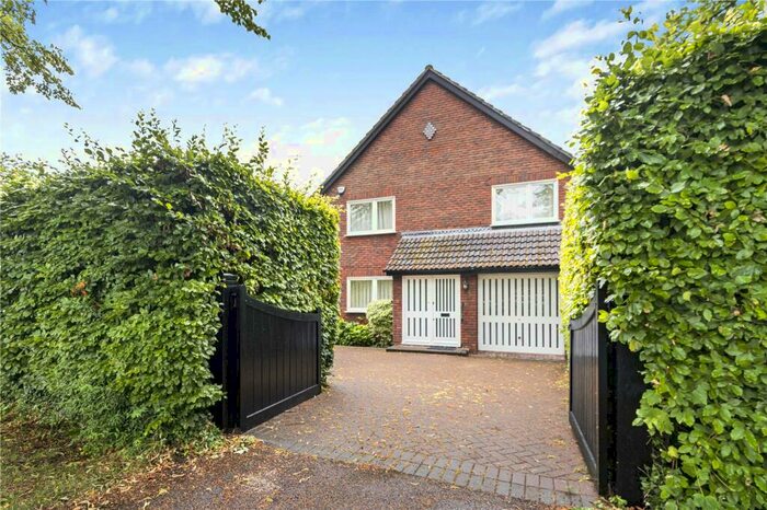 3 Bedroom Detached House To Rent In Manor Park Avenue, Princes Risborough, HP27