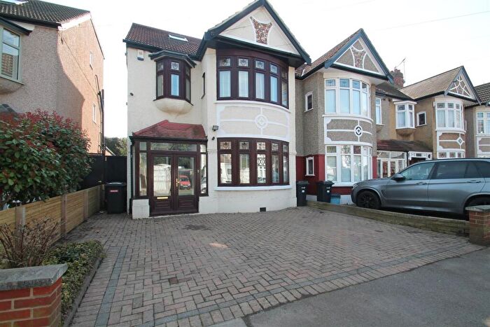 5 Bedroom End Of Terrace House For Sale In Glenwood Gardens, Ilford, IG2