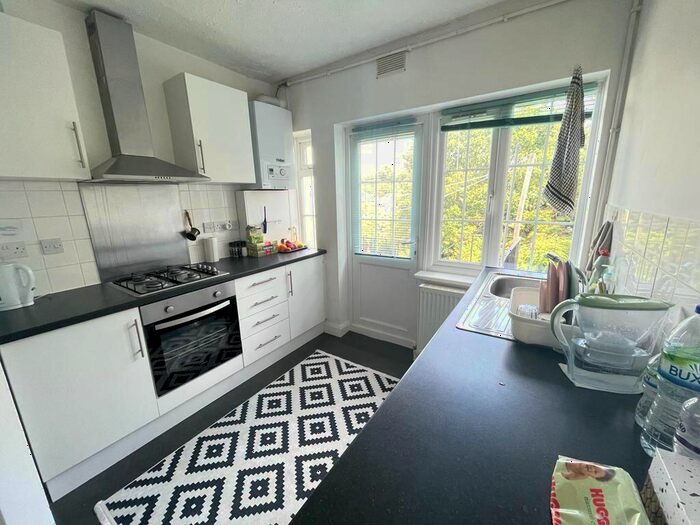 2 Bedroom Flat To Rent In Torrington Park, London, N12