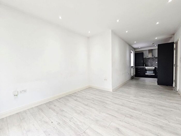 3 Bedroom Flat To Rent In Kings Road, Wimbledon, SW19