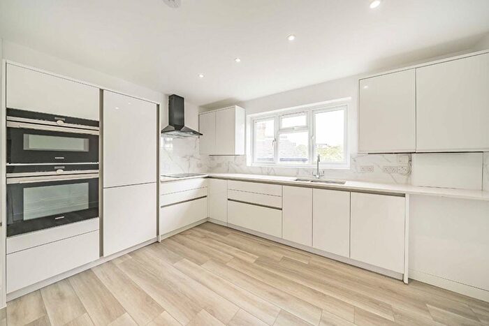 2 Bedroom Flat To Rent In Strathblaine Road, Battersea, SW11
