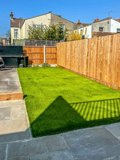 2 Bedroom Apartment For Sale In Southview Drive, Westcliff-On-Sea, SS0