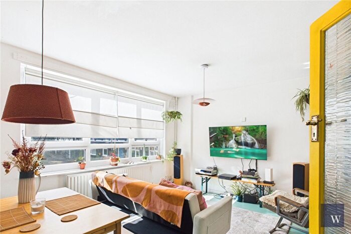 2 Bedroom Flat For Sale In Brixton Hill, London, SW2