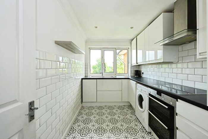 2 Bedroom Flat For Sale In Nutfield Road, Merstham, Redhill, Surrey, RH1