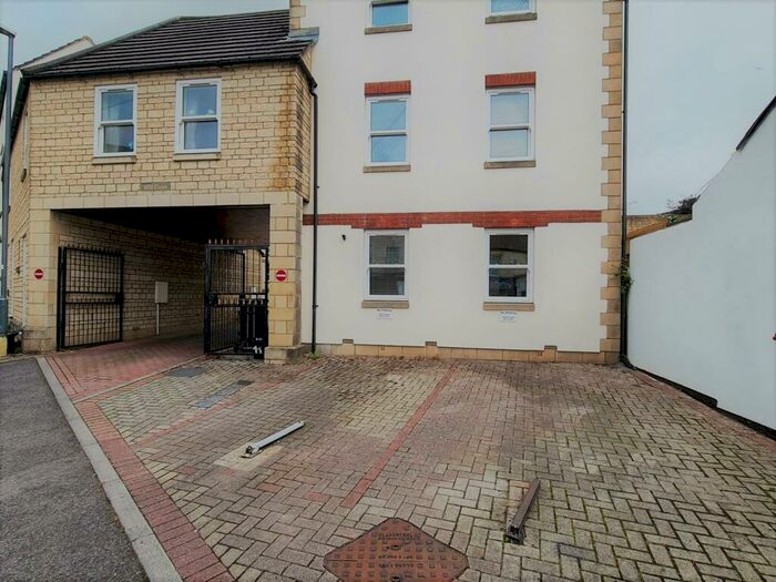 2 Bedroom Flat To Rent In The Island, Midsomer Norton, Radstock, BA3