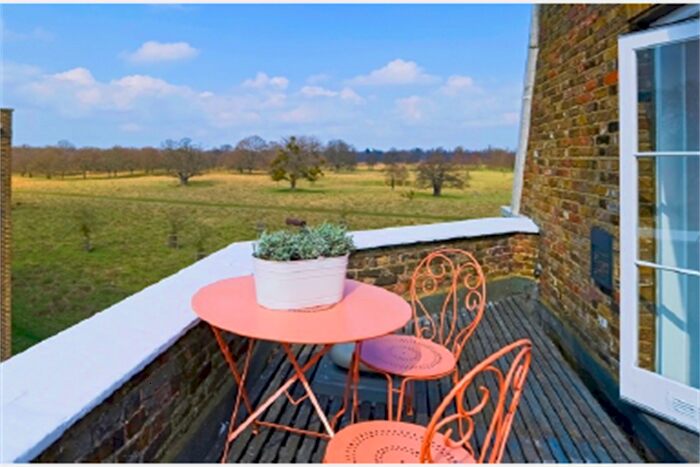 1 Bedroom Flat To Rent In Hampton Court Road, East Molesey, KT8