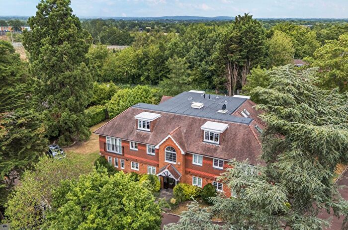 2 Bedroom Flat For Sale In Old Forest Road, Wokingham, Berkshire, RG41