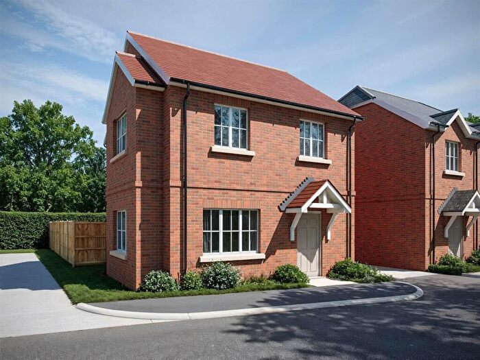 2 Bedroom Detached House For Sale In The Lakes, Swanmore, SO32