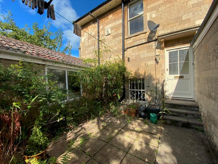 3 Bedroom Flat To Rent In Abbey View, Bath, BA2