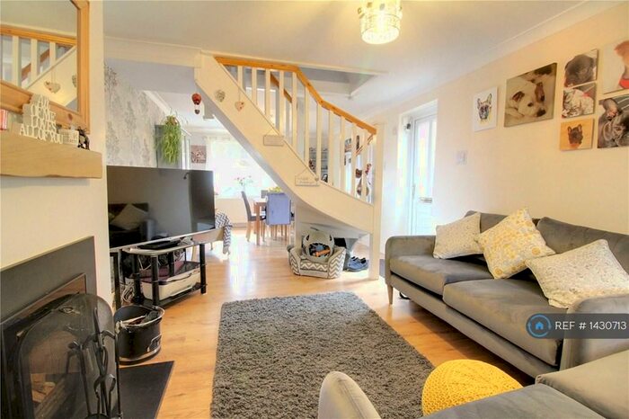 2 Bedroom End Of Terrace House To Rent In Marrowbrook Lane, Farnborough, GU14