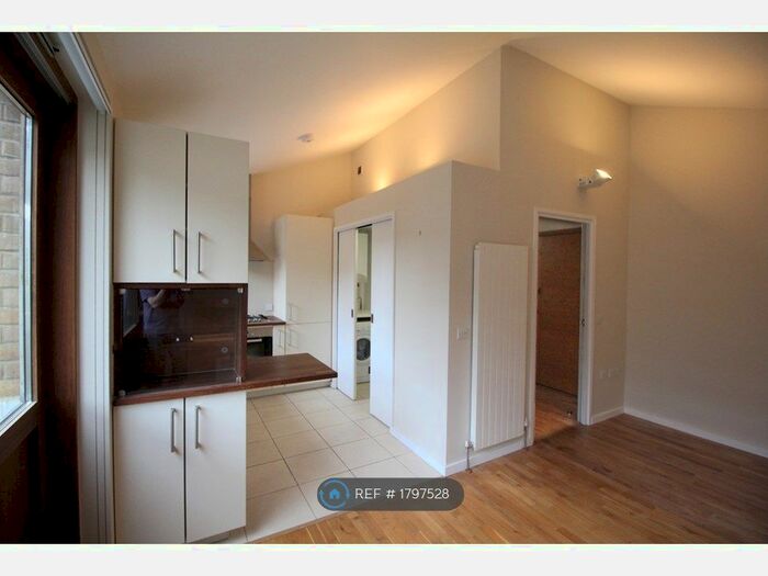 2 Bedroom Flat To Rent In Highwood Court, London, N5