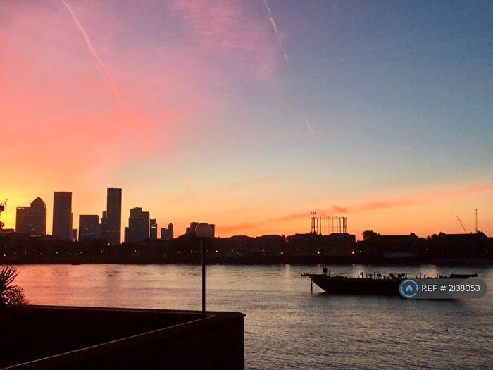 2 Bedroom Flat To Rent In Wapping High Street, London, E1W