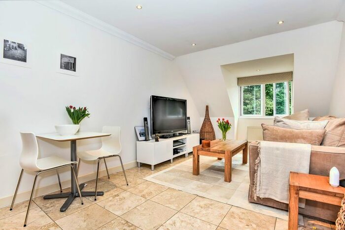 2 Bedroom Flat To Rent In Ardwell Close, Crowthorne, RG45