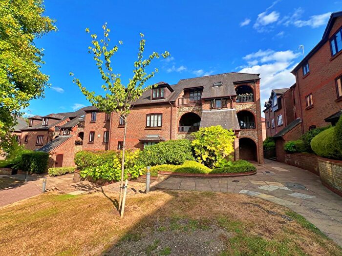 2 Bedroom Flat For Sale In Kingsmead Road, High Wycombe, HP11