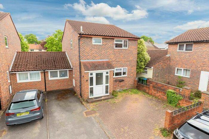 3 Bedroom Link Detached House To Rent In Inwood Court, Walton-on-Thames, KT12