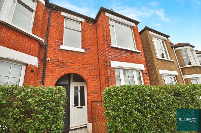 3 Bedroom Apartment For Sale In Leslie Road, East Finchley, N2