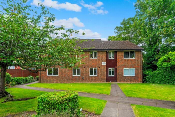 2 Bedroom Flat To Rent In Cheam Road, Sutton, Surrey, SM1