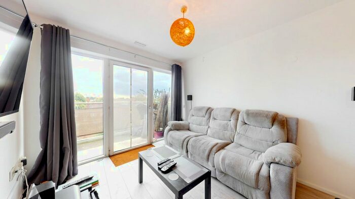 1 Bedroom Flat For Sale In Banstead Court, Westway, London, W12