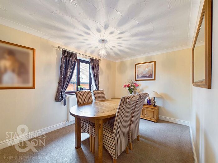 2 Bedroom Flat For Sale In Globe Lane, Blofield, Norwich, NR13
