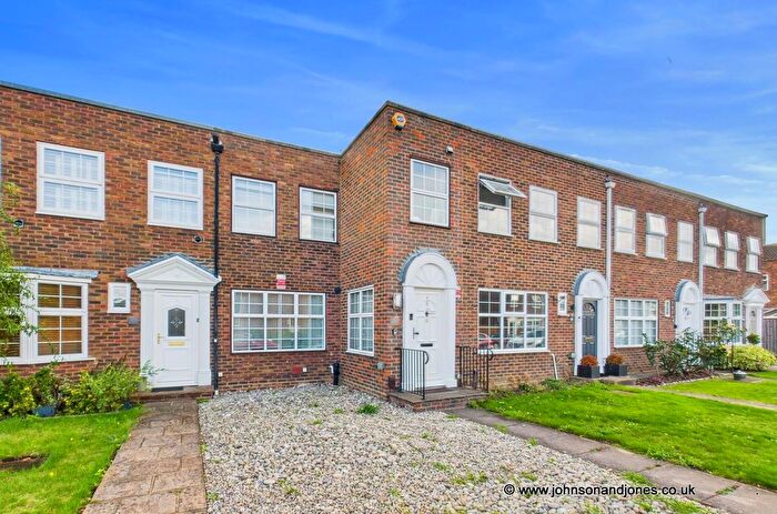 2 Bedroom Property For Sale In Shaftesbury Crescent, Laleham, TW18