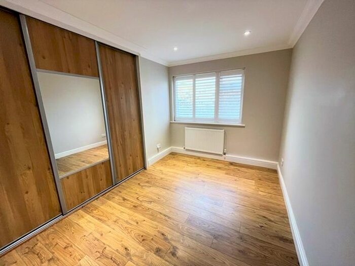 1 Bedroom Flat To Rent In Pinewood Court, Montague Road, Wimbledon, London, SW19