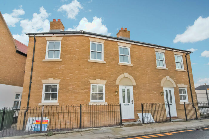 3 Bedroom Semi-Detached House To Rent In Glebe Road, Chelmsford, CM1