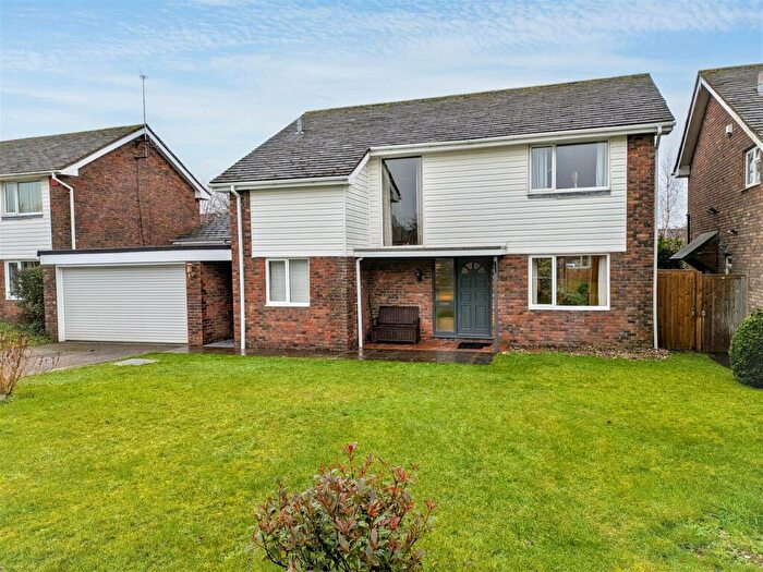 5 Bedroom Detached House For Sale In Ferndale Road, Chichester, PO19