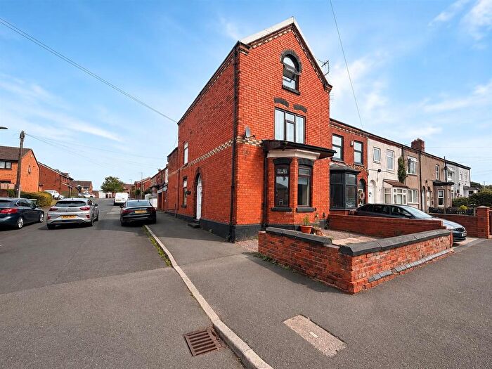 3 Bedroom Flat For Sale In Kingsdown Road, Abram, Wigan, WN2