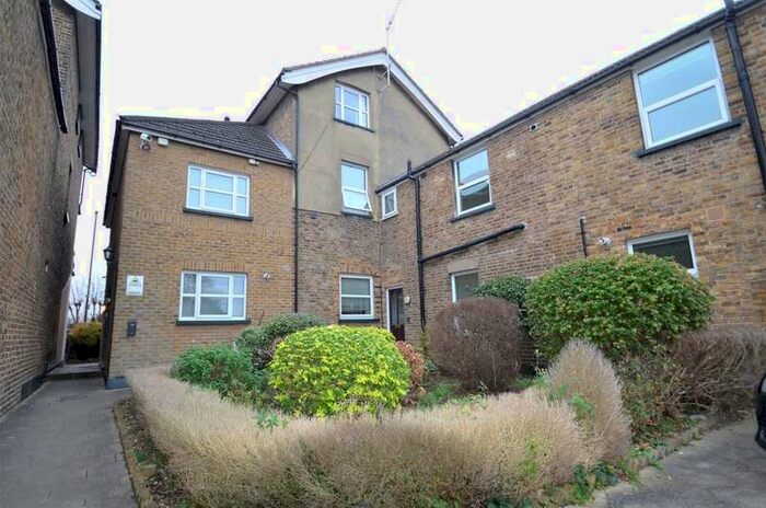 1 Bedroom Flat To Rent In Riverside Apartment - Staines-upon-thames, TW18