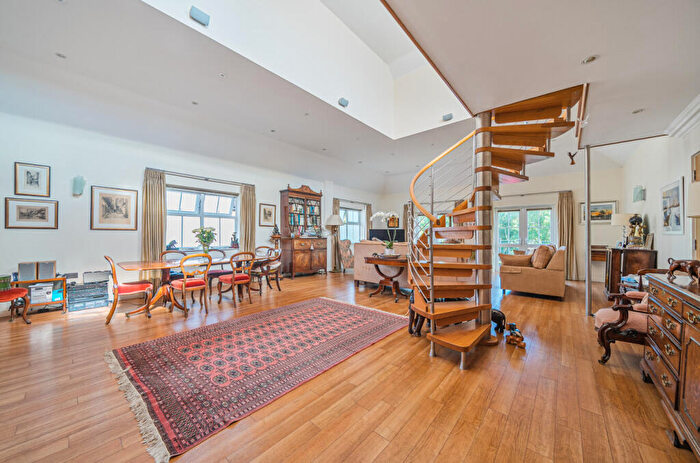 3 Bedroom Penthouse For Sale In Overbury Avenue, Beckenham, BR3