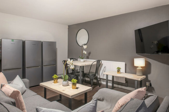 5 Bedroom Flat To Rent In Flat, Rob Roy House, Nottingham, NG7