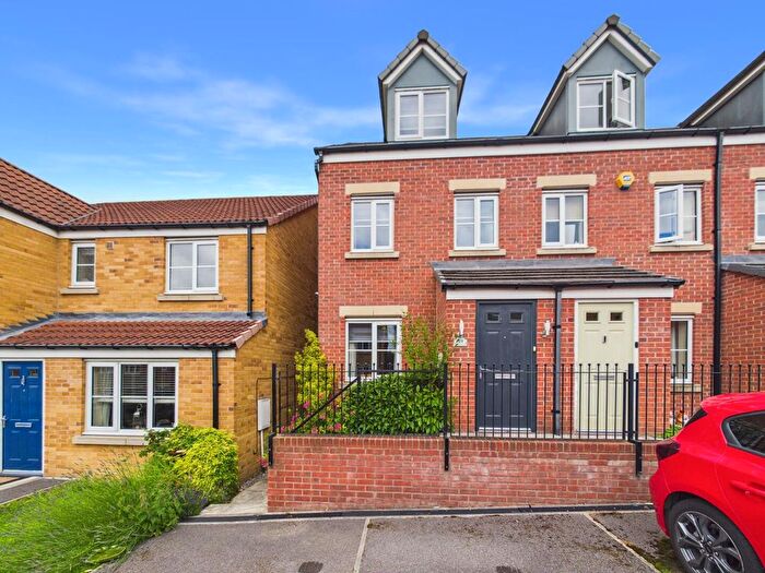 3 Bedroom Town House For Sale In Lumley Gardens, Castleford, WF10