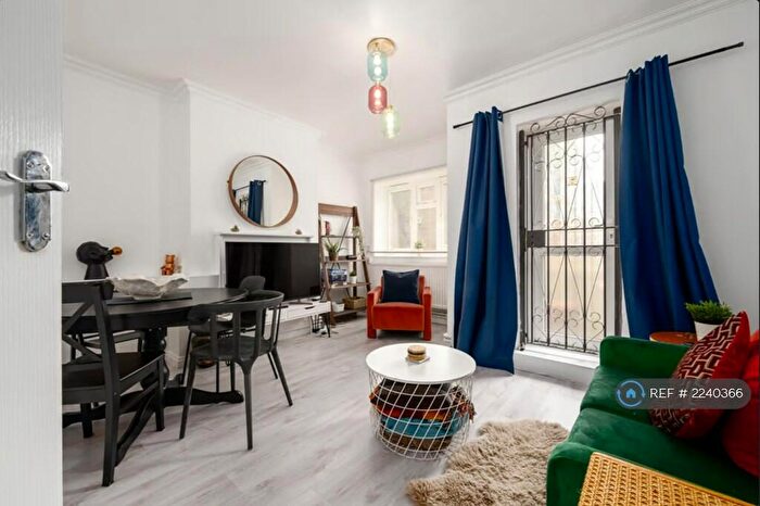 2 Bedroom Flat To Rent In Frampton Park Road, Hackney, E9