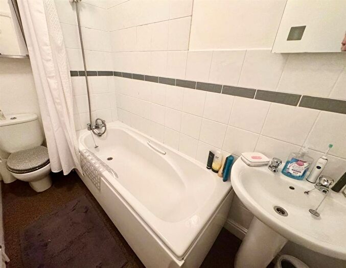 2 Bedroom Flat For Sale In Castle Road, Scarborough, YO11